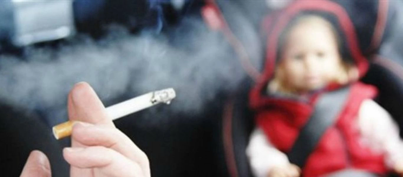 Έρευνα: Τα παιδιά που έρχονται αντιμέτωπα με το παθητικό κάπνισμα κινδυνεύουν να εμφανίσουν ρευματοειδή αρθρίτιδα